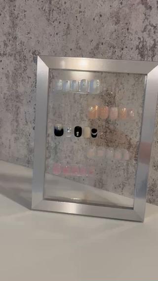 サンプルデザインになります
色の組み合わせやラメ感等はご相談させていただきながら、お客様に似合うお洒落なデザインをご提案させていただきます