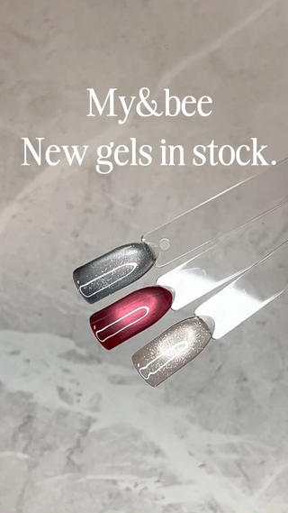 新作mag入荷しました
フラッシュパウダー×マグネットパウダーが今のトレンドで可愛いです。
ワンカラー新規3880円＋550円でネイル出来ます。
⁡
#中目黒ネイルサロン #mybee #フラッシュマグ  #nail  #japanesenail #代官山ネイルサロン #トレンドネイル #クリスマスネイル #冬ネイル 