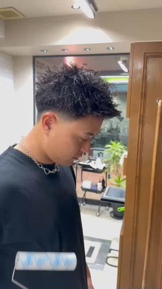 期間限定クーポン配信中
大人気【スパイキーテーパーフェード】トップはスパイキーな束感で動きを強調し、サイドから襟足はタイトにフェードカット清潔感も男らしさも両立した最旬スタイルですスタイリングも簡単で毎朝のセットも楽チン！オンでもオフでも映える万能ヘアなので、ビジネスでもプライベートでも好印象間違いなし秋のイメチェンは今がチャンス！ぜひご予約お待ちしています #メンズカット #テーパーフェード #スパイキーショート
 