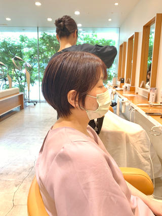 暖色ショート可愛く＾＾

アイロンなしでオイルをつけただけで可愛くします

実は・・

お顔の輪郭やお肌面積を考えて！

長さを決めて！軽さをいれております

丁寧なカウンセリングでお客様の魅力を引き出します＾＾

・ショート、ボブにしてみたい
・毛量が多い
・ドライヤーの時間を短縮させたい
・小顔になりたい
・頭の形を綺麗にしたい
・自分で簡単にスタイリングしたい
etc...
.
是非一度お任せください！！

なりたいイメージ、スタイルが決まってなくても大丈夫です！

お悩みに親身になり！お客様の雰囲気やどう見られたいかをしっかり共有して1番似合うヘアを提案致します！

【学生様平日限定】で50%オフです＾＾︎

ショートにしたい方！

ヘア撮影に興味がある方！

是非ご予約お待ちしております^ - ^

 