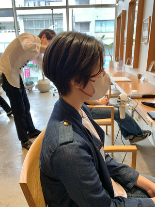 丸みのある前髪長めのハンサムショート

乾かしてだけで可愛いなるようにカットします︎

・ショート、ボブにしてみたい
・毛量が多い
・ドライヤーの時間を短縮させたい
・小顔になりたい
・頭の形を綺麗にしたい
・自分で簡単にスタイリングしたい
etc...
.
是非一度お任せください！！

なりたいイメージ、スタイルが決まってなくても大丈夫です！

お悩みに親身になり！お客様の雰囲気やどう見られたいかをしっかり共有して1番似合うヘアを提案致します！

撮影モデルさんも募集してますので興味ある方は

お問い合わせください 