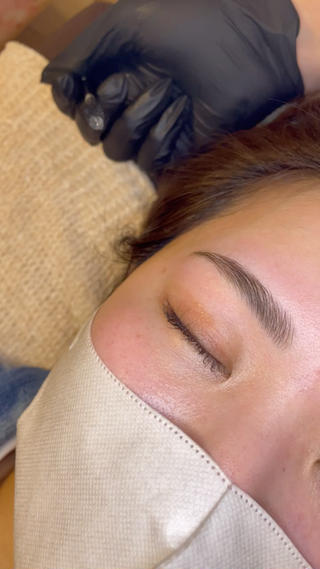 ブラシでとかすだけで自由自在の眉毛に♪ 