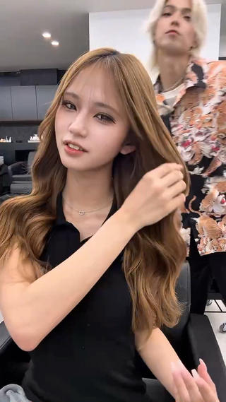 ミルクティーベージュ/ブリーチ1回​〜​
ミディアム⇒エクステ70枚 