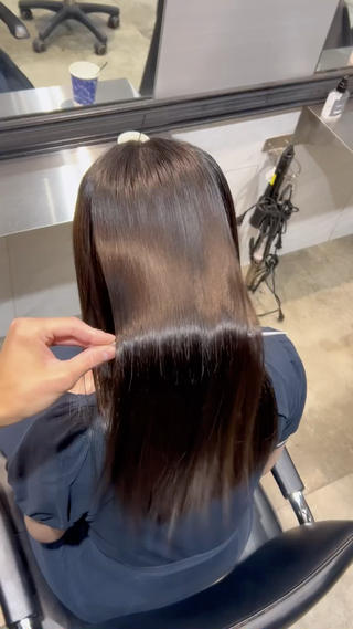 自社こだわりのブラシとドライヤーを使った縮毛矯正で
柔らかい質感に♡