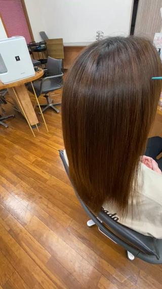 美髪矯正(縮毛矯正) 】

30代の女性です！

Instagramを観て来てくださいました

多くて硬い髪質です
表面はダメージも…

半年ほど前に他店で縮毛矯正をされています

毎日、アイロンをしないとまとまらない広がりやすい、膨らみやすいクセ毛です

仕上がった髪を触ると…
「ふふふ…笑ってしまう」と…

なんでもご自分の髪だと硬くて多いのでインスタの動画みたいにはならないと思っていたそうです

出来上がった髪を見て、触って満面の笑みで喜んでくださいました♪

あなたも自分の髪をあきらめていませんか？

クセ毛、ダメージ毛、広がる、膨らむ…
そんな髪質でお困りの方はご相談くださいね！ 