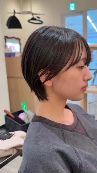 今回のスタイルは、後頭部にふんわりとした丸みを作りながら
顔まわりは軽くタイトに収めて小顔に見せるようにカット。
乾かすだけでまとまる“時短ショート”になっています。

【おすすめポイント】
ドライだけで形が決まるから朝がラク
首元すっきりで小顔＆華奢見え効果
スタイリング剤はオイルを軽くつけるだけでOK 