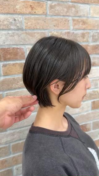 今回のスタイルは、後頭部にふんわりとした丸みを作りながら
顔まわりは軽くタイトに収めて小顔に見せるようにカット。
乾かすだけでまとまる“時短ショート”になっています。

【おすすめポイント】
ドライだけで形が決まるから朝がラク
首元すっきりで小顔＆華奢見え効果
スタイリング剤はオイルを軽くつけるだけでOK 