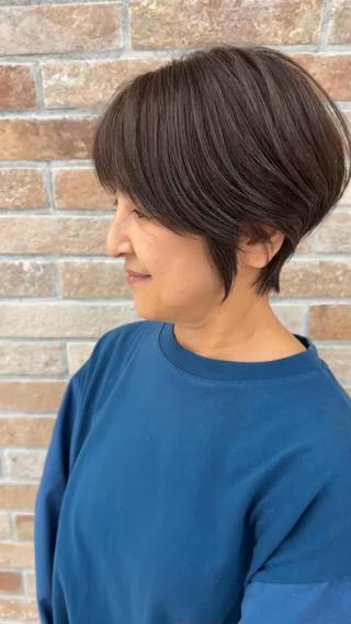 今回のスタイルは、後頭部に丸みを出しながら
顔まわりを自然に包み込むようにカット。
首元はスッキリ見せることで、上品さと軽さを両立しました。

【おすすめポイント】
・ドライだけでひし形シルエットが完成
・トップふんわり×襟足すっきりで小顔効果

スタイリングは、ドライ後にオイルを軽くなじませるだけ。
クセが気になる方は【チューニング】を組み合わせることで、
よりまとまりやすく再現性もアップします。
 