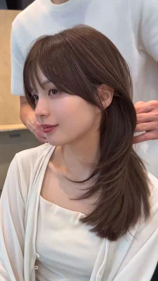 ️layer cut  × brown beige️

柔らかく動きのあるレイヤーカット
カラーは赤みのない9トーンのブラウンベージュ. 