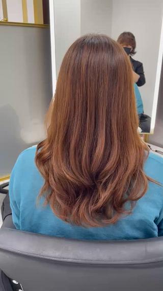 可愛く自然なゆるふわ髪に毛先をデジタルパーマで
カラーはイルミナカラーを使用して、よりツヤのある
髪に。しっかりとレイヤーカットを切ってから
似合わせてますのでお手入れも楽々です 