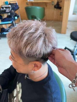 ショート メンズ 韓国レイヤー外国人風 透明感カラー髪質改善のヘアスタイル