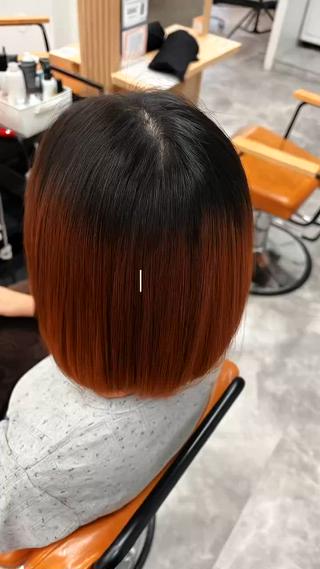 色落ちした赤みの強いのお色味から、赤みを消し透明感のあるカラーに仕上げました艶々の仕上がりになりました 