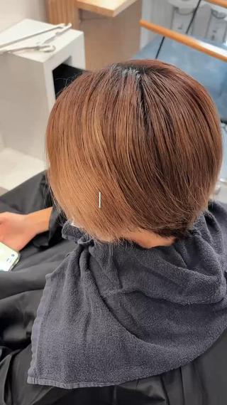ムラのある明るいベースのお色味から、全体をナチュラルなブラウンベースに染めました
カラーして乾かしただけなのにこのツヤ感
是非1度お任せ下さい 