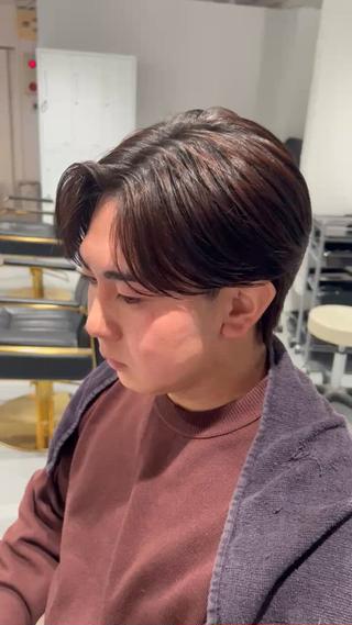 スタイリング後、曲がる縮毛矯正、自然な毛流れ、グリースとワックスを付けただけでこうなります。 