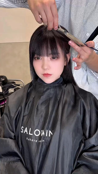 暗髪ロングに毛流れの良い顔周りカット 