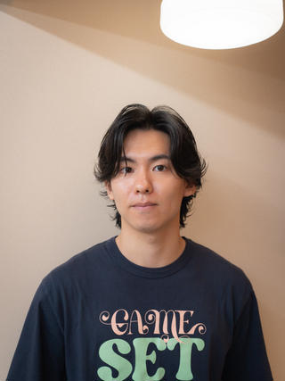 ルーズパーマ

いろんな方向に散らばるカールも混ぜて、動きをだす。
海風になびくようなラフな雰囲気。

耳かけスタイルや帽子をかぶった時にも
襟足が見えていい感じに 