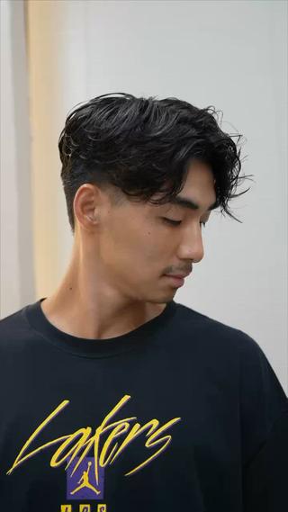 大人色気パーマ

縦長シルエットですっきり。

刈り上げすぎないローフェード。

下を向いた時や顔を上げる瞬間の前髪に色っぽさを。 