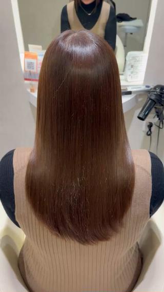 クセの強さと髪質、ダメージに合わせて薬剤選定させて
いただく為、自然な手触り感にお仕上げする事ができます！
ドライヤーで乾かしただけでまとまるので
朝のアイロンをする時間が短縮できます！ 