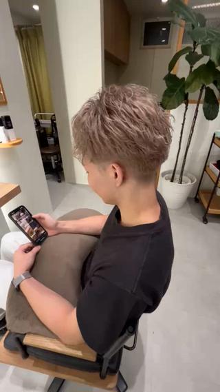 ピンクミルクティーベージュ
ブリーチ1.2回でできるミルクティーベージュ！
ピンク味が欲しい時は2回必要かも
セットは癖毛を活かしたかき上げショートセンターパート 