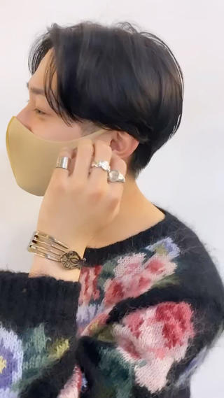かき上げる仕草がかっこいいセンターパート 