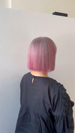 Wカラー
ワンブリーチワンカラー
ケアブリーチで色をぬいて
ホワイトカラーにピンクをプラス
ハイトーンカラーは色落ちが早いのではじめは少し濃いめで
色落ちも楽しめる
白髪ボカシにもピッタリ 