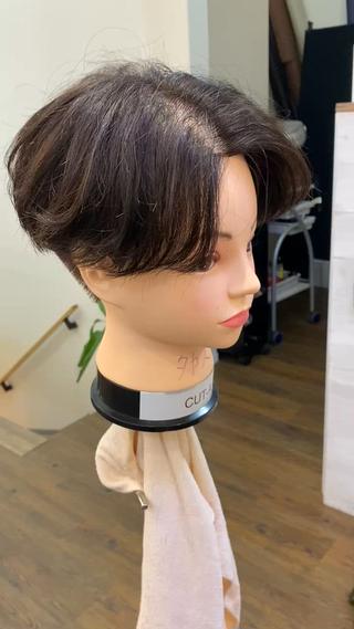 横はツーブロック、後ろも刈り上げアリのセンターパートスタイルです!
こちらの緩い毛流れはパーマでも再現可能です!