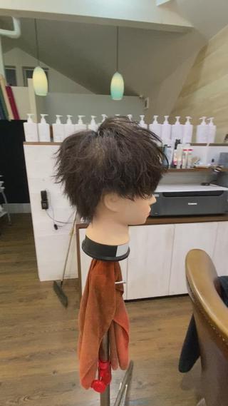 こちらは、メンズ界の王道スタイルとも言われるマッシュカットとなっております
最近流行のマッシュより比較的、段が多く入っており動きが出しやすくなっております!!
このようなスタイルをご希望でしたら、こちらのマッシュ限定をご選択ください!!