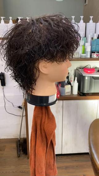 こちらはマッシュウルフに波巻きパーマを施したスタイルになります!!