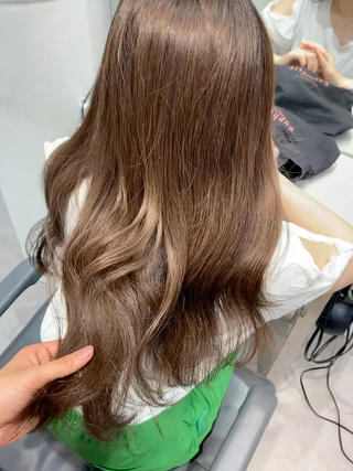 ツヤツヤのピンクブラウンのお色に
就活やお仕事などで今の髪色から少しでも暗くできる方居ましたら是非私に染めさせてください 