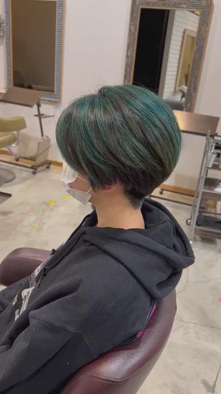 「グリーンハイライト刈り上げショート」


☆今日のスタイル☆

スッキリ後ろを刈り上げて前下がりのハンサムショート！

色は緑でインパクト︎


お客様のご要望、骨格、髪質、似合わせを見極めてカットします。

あなただけのオンリーワンスタイルを提供しております。

ご相談お待ちしております♪ 張　明星Instagram 「bright777star」


■□■────────────────────■□■
dish 五反田 【ディッシュ ゴタンダ】
東京都品川区西五反田１-17-6 GRIO五反田 4F(美容室)
■□■────────────────────■□■
 
《アクセス》
JR山手線五反田駅徒歩3分
浅草線五反田駅徒歩3分
池上線五反田駅3分
東急バス五反田停留所徒歩3分
 
《営業時間》
平日10:00～20:00
土日祝10:00～19:00
 
《定休日》
なし
 

#髪質改善 #デザインカラー  #ファイバープレックス
 #ブリーチ #ダブルカラー #インナーカラー #ハイライト
 #イルミナ #デザインカラー #ケアブリーチ
#グラデーション #白髪染め #オーガニックカラー  #大人ハイライト#脱白髪染め#透明感
 #ヘッドスパ#ヘッドスパブース
#垢抜け#イメチェン#似合わせ
#東京 #五反田 #미용실#韓国人美容師#예쁘다#韓国風#韓国ヘア#張明星#최고



○マンツーマン
余裕のある時間をつくり、丁寧なカウンセリングでご要望を捉え、より安心、喜んでいただける提案、施術します。
ぼくの技術はお客様の個性(骨格、髪質、お顔、全体のバランス、くせ)を活かします。
○安心、快適な空間
お店が広く、明るい。ヘッドスパブース完備。落ち着ける空間です。
○取扱商品
剤量の種類豊富さとダメージレスで旬なものをとりいれ、美容師スタッフ、お客様の満足度を高めています。
(いまの時代、商品の進歩が早く、とても大切です)
○僕の趣味
韓国、エンタメ映画ドラマ、スポーツ、読書、筋トレ、旅行、食べる、飲む、書ききれないですw広く浅くタイプ。
偏らずなんでも体験したい。 