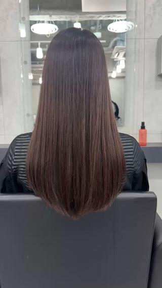 質感重視のサンドベージュロング
ハイトーンの褪色を整えながら、8レベルのサンドベージュでしっとり上品なツヤをオン。
ロングのローレイヤーが表面に自然な動きをつけて、どこから見ても美しいシルエットに仕上がりました
柔らかいのに上質、そんな”大人のさりげない可愛さ”が詰まったスタイルです
カットカラー ¥5,000-