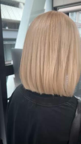 ふんわりミルキーホワイティベージュ
ブリーチベースにふわっと透けるホワイティベージュをオン。
ミルキーな発色で、ロングでも重く見えず“やわらか可愛い”雰囲気に仕上がりました
光に当たるととろけるようにツヤが出て、女の子らしさがぐっとアップ
甘さも透明感も欲しい方にぴったりのカラーです
ブリーチオンカラー ¥9,900-