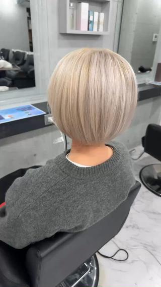 ハイトーン好きに人気!ホワイトベージュショート
ハイブリーチでつくる柔らかなホワイトベージュが、
ショートボブの立体感をぐっと引き立ててくれるスタイル
明るいのに奇抜すぎず、
肌映え・ツヤ・透明感がしっかり出るのが魅力です。
丸みフォルムで横から見ても綺麗なシルエットに。
軽さも洒落感も欲しい方におすすめの大人ハイトーンショートです
ブリーチオンカラー ¥9,900-