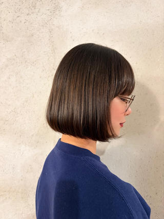 ボブスタイル
後輩ちゃんのカットしました
重めのパッツンボブ
カットで少し内に入るようにしているのでアイロンは表面さえ丸めれればオッケー
短くすることに抵抗がある方オススメなメニュー
癖がある方も髪質を見させていただいて似合わせカットさせていただきます！
※無料でモデルとしてやらせて頂いていますのでクレーム等ご対応しかねます 