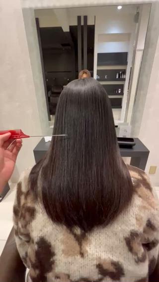 毛先にブリーチ履歴のあるモデル様ですが、丁寧なカウンセリングとこだった薬剤選定で艶々な髪にできます！ 