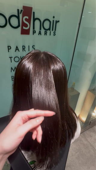 赤みのカラー、縮毛矯正履歴有のモデル様

縮毛履歴のある髪は緑に発色しやすいので、出来るだけ緑に寄らない赤みを抑えたカラーにしました。

ブリリエル(トリートメント)で艶々です！ 