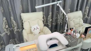 私のネイルブースをちょこっとだけご紹介♡
テーブルは広めの1.2m！
よくある80cmだとちょっと狭く感じるけど、
ここではゆったり過ごせますよ〜 