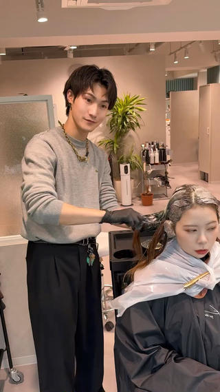 セミロング meak所属・韓国レイヤー RYOTAのヘアスタイル