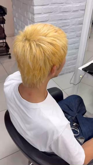 前回のブリーチから伸びた根元の地毛の部分をリタッチしています