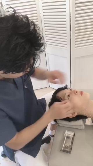 美容鍼と小顔矯正の施術風景です。 