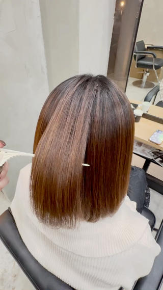 ご覧頂きありがとうございます
縮毛矯正+トリートメントメニューです
こちらのお客様は日常での熱ダメージと乾燥で中間~毛先にかけてダメージがありましたがしっかりと髪質にあったお薬とアイロンワークと熱通り、トリートメントでここまで綺麗に仕上がることが出来ました!️
ダメージがあっても髪質にあったお薬選定や、ケアをしっかりとしていけば潤いや艶のある髪へと導くことが可能です
年末や本格的に寒くなる冬にかけて縮毛矯正される方が増えてきています
まだまだモデル様大募集中です!
沢山のご予約お待ちしております