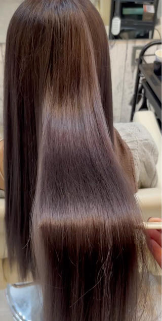 落ち着いたpurple color です
元々ブリーチしてあるベースだと紫がハッキリ分かります！
トリートメントも付けるとここまでの艶感が出せます 