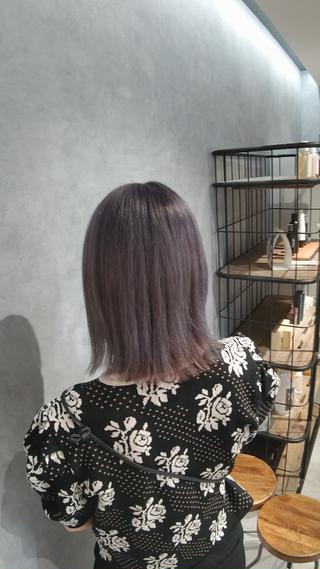 ブリーチはケアブリーチ(+1000円)&ホワイトブリーチ(+1000円)に変更
薬剤はエドルカラーに変更(+3000円)してます
可愛いホワイトラベンダーカラー
以前の黒染めが毛先に残っていて毛先がテールカラー風に・・・