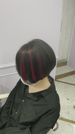 今回は3本だけメッシュでエクステ付けました
ショートボブ(中めっちゃ剃ってます)の前からサイドにかけて馴染ませました
3本で、原色のエクステ(原色のエクステは1本350円)なので3本分のお値段+シャンプーカット代(3000円)で頂いてます