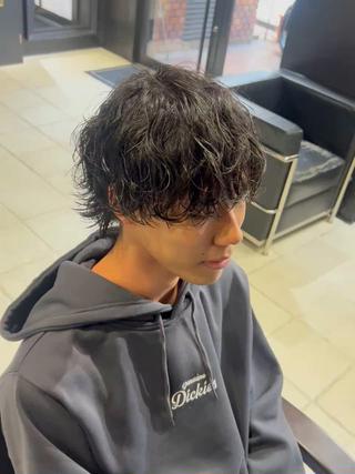 ミディアム パーマ メンズ 難波/メンズウルフ・ フェザーパーマ鶴田文のヘアスタイル