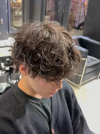 ミディアム パーマ メンズ 難波/メンズウルフ・ フェザーパーマ鶴田文のヘアスタイル