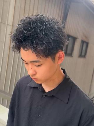 【️スパイキーパーマ️】
流行りのスパイキーショートに毛先に動きをつけたパーマでより無造作に
大人気パーマです！ 