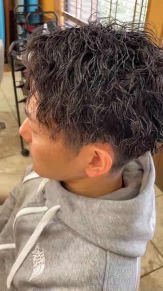 パーマ メンズ 飯泉/メンズカラー ツイスパ/メッシュのヘアスタイル