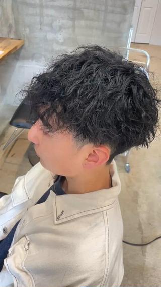 ショート パーマ 飯泉/メンズカラー ツイスパ/メッシュのヘアスタイル