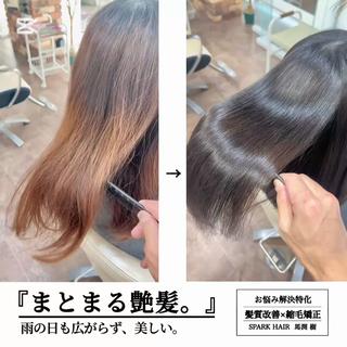 「まとまる艶髪、雨の日も広がらず美しい。」
そんな理想を、毎日の当たり前にしませんか？

湿気や雨の日でも、鏡を見るたび気分が上がる。
手ぐしでサッと整うのに、
まるでサロン帰りのような仕上がり。
縮毛矯正で叶えるのは、
ピンと張ったストレートではなく、
自然に揺れるやわらかな艶と、品のあるまとまりです。

朝の支度がラクになるだけで、心にも余裕が生まれる。
あなたの日常に、ずっと続く「きれい」を。
 